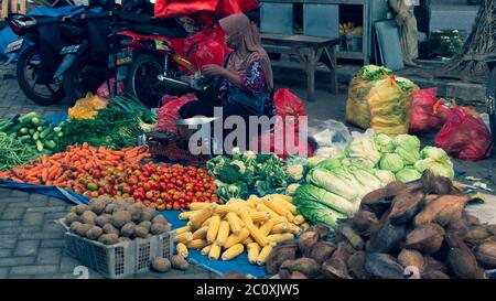 Handel in einem traditionellen Markt. Es gibt verschiedene Arten von lokalen Produkten mit der besten Qualität, einschließlich Gemüse und Obst und Lebensmittel - Ponoro Stockfoto