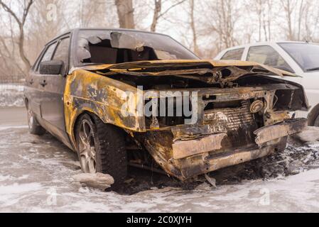 Auto nach Brandstiftung verbrannt Stockfoto