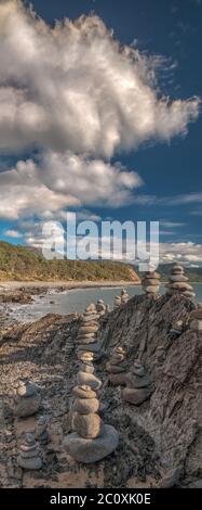 Landschaftlich reizvolle vertikale Panoramasicht auf einen Teil der wunderschönen tropischen Küste am Red Cliff Point von Cairns nach Port Douglas in Queensland, Australien. Stockfoto