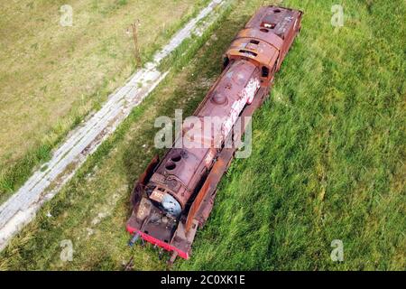 Friedhof der alten Züge. Luftaufnahme einer alten verlassenen rostigen Dampfeisenbahn. Hochwertige 4k-Aufnahmen Stockfoto