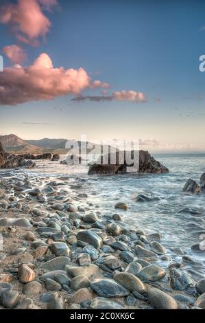 Sonnenaufgang an der wunderschönen tropischen Küste am Red Cliff Point von Cairns bis Port Douglas in Queensland, Australien. Stockfoto