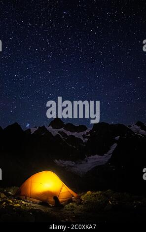 WA16703-00...WASHINGTON - Sternennacht auf dem Campingplatz in der Nähe von Mount Shuksan in der Mount Baker Wildnis von Mount Baker - Snoqaulmie National Forest. Stockfoto