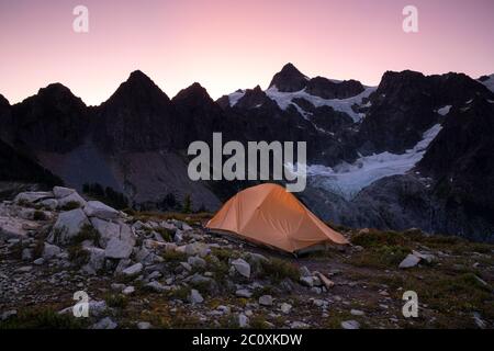 WA16708-00...WASHINGTON - Morgenröte am Campingplatz mit Blick auf Mount Shuksan in der Mount Baker Wildnis des Mount Baker National Forest. Stockfoto