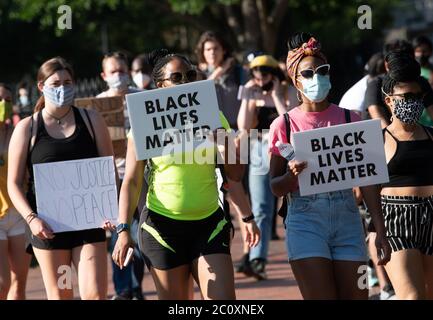 Washington, Usa. Juni 2020. Menschen nehmen an einem Protest gegen die Brutalität der Polizei und die Ermordung von George Floyd im Weißen Haus in Washington, DC, Teil, am Freitag, den 12. Juni 2020. Foto von Kevin Dietsch/UPI Kredit: UPI/Alamy Live News Stockfoto