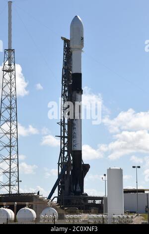 Cape Canaveral, Florida, USA. Juni 2020. Eine SpaceX Falcon 9 Rakete wird vorbereitet, um am Freitag, den 12. Juni 2020, die nächste Serie von 60 Starlink-Satelliten aus dem Complex 40 in der Cape Canaveral Air Force Station zu starten. Der frühe Start am Morgen, geplant für 13 Juni, wird die dritte von SpaceX in weniger als einem Monat durchgeführt werden. Foto von Joe Marino/UPI Kredit: UPI/Alamy Live Nachrichten Stockfoto