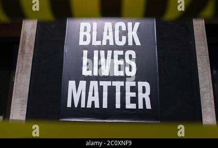 Washington, Usa. Juni 2020. Ein Schild "Black Lives Matter" ist auf dem ALF-CIO-Hauptquartier in der Nähe des Weißen Hauses zu sehen, nachdem am Freitag, 12. Juni 2020, Wochen lang in Washington, DC, gegen den Tod von George Floyd protestiert wurde. Foto von Kevin Dietsch/UPI Kredit: UPI/Alamy Live News Stockfoto