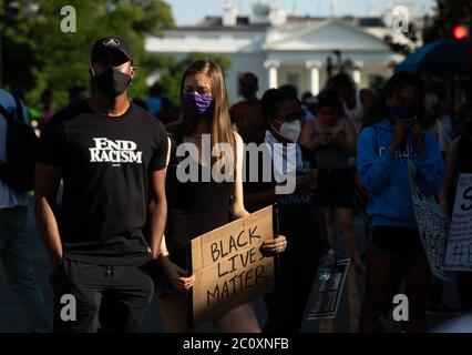 Washington, Usa. Juni 2020. Nach wochenlangen Protesten über den Tod von George Floyd in Washington, DC, am Freitag, den 12. Juni 2020, versammeln sich Menschen in der Nähe des Weißen Hauses. Foto von Kevin Dietsch/UPI Kredit: UPI/Alamy Live News Stockfoto