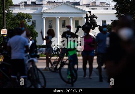 Washington, Usa. Juni 2020. Nach wochenlangen Protesten über den Tod von George Floyd in Washington, DC, am Freitag, den 12. Juni 2020, versammeln sich Menschen in der Nähe des Weißen Hauses. Foto von Kevin Dietsch/UPI Kredit: UPI/Alamy Live News Stockfoto