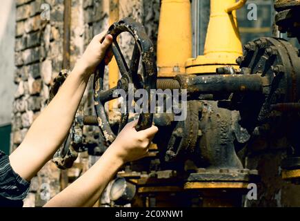 Nahaufnahme des großen verrosteten Industriestandorts Stockfoto