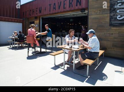 Brantford, Kanada. Juni 2020. Am 12. Juni 2020 speisen die Menschen auf der Terrasse eines Restaurants in Brantford, Ontario, Kanada. Die Provinz Ontario erlaubte den meisten Regionen außerhalb der Toronto und Hamilton-Gebiete, am Freitag während des COVID-19-Ausbruchs weitere Geschäfte wieder zu eröffnen, einschließlich Restaurantterrassen, Friseursalons und Einkaufszentren. Quelle: Zou Zheng/Xinhua/Alamy Live News Stockfoto