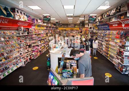 Brantford, Kanada. Juni 2020. Kunden mit Gesichtsmasken kaufen am 12. Juni 2020 in einem Geschäft der Lynden Park Mall in Brantford, Ontario, Kanada, ein. Die Provinz Ontario erlaubte den meisten Regionen außerhalb der Toronto und Hamilton-Gebiete, am Freitag während des COVID-19-Ausbruchs weitere Geschäfte wieder zu eröffnen, einschließlich Restaurantterrassen, Friseursalons und Einkaufszentren. Quelle: Zou Zheng/Xinhua/Alamy Live News Stockfoto