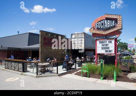 Brantford, Kanada. Juni 2020. Am 12. Juni 2020 speisen die Menschen auf der Terrasse eines Restaurants in Brantford, Ontario, Kanada. Die Provinz Ontario erlaubte den meisten Regionen außerhalb der Toronto und Hamilton-Gebiete, am Freitag während des COVID-19-Ausbruchs weitere Geschäfte wieder zu eröffnen, einschließlich Restaurantterrassen, Friseursalons und Einkaufszentren. Quelle: Zou Zheng/Xinhua/Alamy Live News Stockfoto