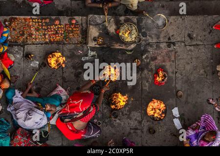 Varanasi, Uttar Pradesh / Indien - November, 2015 Ariel erschossen Frauen, die auf traditionelle Weise Rituale an einem Ufer des Ganges durchführen. Stockfoto