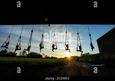 (200612) -- ZAGREB, 12. Juni 2020 (Xinhua) -- Mitglieder des Triko Circus Theatre führen am 11. Juni 2020 einen Hängehängematzen an der Mladost-Brücke über den Fluss Sava in Zagreb, Kroatien, durch. (Borna Filic/Pixsell über Xinhua) Stockfoto