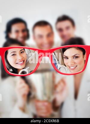 Zusammengesetztes Bild eine erfolgreiche Business-Teams halten eine Trophäe Stockfoto