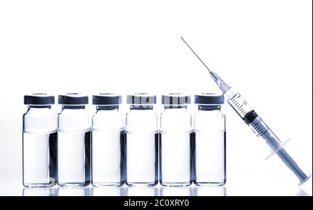 Glas Medizin Fläschchen und Spritze auf weißem Hintergrund Stockfoto