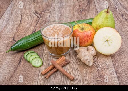 Blended Smoothie mit Zutaten auf hölzernen Tisch Stockfoto