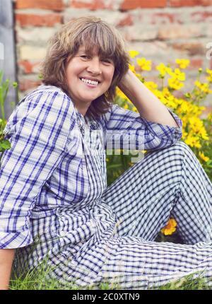 Frau mittleren Alters, die im Garten arbeitet Stockfoto