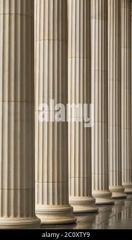 Viele alte griechische Säulen mit Spiegelung Stockfoto