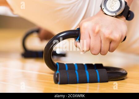 Die Jungen gut aussehenden asiatischer Mann arbeitet sie im modernen Fitnessraum Stockfoto