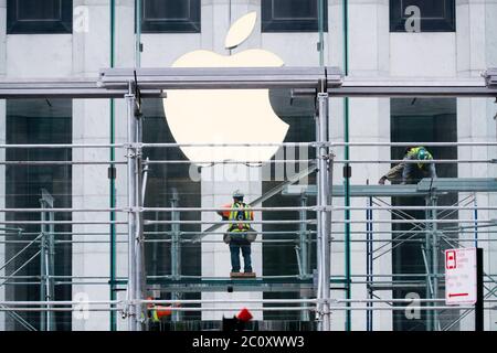 New York, USA. Juni 2020. Arbeiter entfernen die Blöcke um ein Apple-Geschäft auf der Fifth Avenue während der Phase One Wiedereröffnung in New York, USA, 12. Juni 2020. Quelle: Wang Ying/Xinhua/Alamy Live News Stockfoto