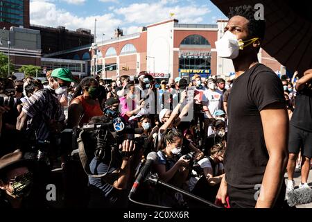 Brooklyn, Vereinigte Staaten Von Amerika . Juni 2020. Jon Batiste und seine Band 'Stay Human' treten in der dritten Protestwoche nach dem Tod von George Floyd auf und spielen am 12. Juni 2020 im Barclays Center in Brooklyn, New York, um Rassengerechtigkeit zu fordern. (Foto von Gabriele Holtermann/Sipa) Quelle: SIPA USA/Alamy Live News Stockfoto