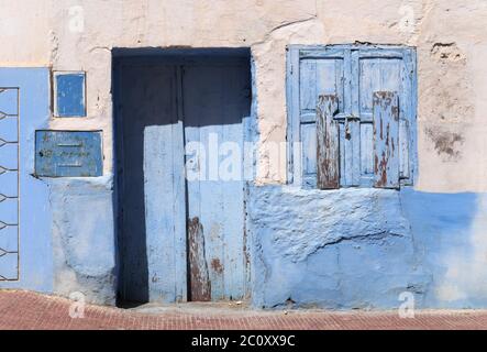 Tür und Fenster eines Hauses in Marokko Stockfoto