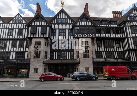 London, Großbritannien. Mai 2020. Das Foto vom 12. Mai 2020 zeigt Closed Liberty London in London, Großbritannien. Das britische Bruttoinlandsprodukt (BIP) sank im April gegenüber dem Vormonat um 20.4 Prozent und erreichte damit den größten monatlichen Rückgang seit 1997, sagte das Office for National Statistics (ONS) am 12. Juni. Quelle: Han Yan/Xinhua/Alamy Live News Stockfoto