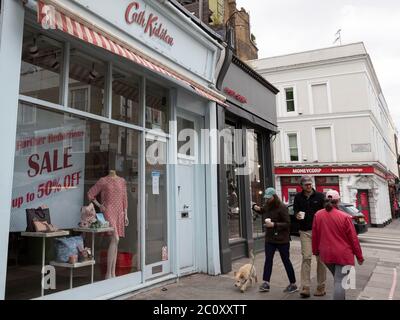 London, Großbritannien. Juni 2020. Das Foto vom 6. Juni 2020 zeigt einen geschlossenen Laden in London, Großbritannien. Das britische Bruttoinlandsprodukt (BIP) sank im April gegenüber dem Vormonat um 20.4 Prozent und erreichte damit den größten monatlichen Rückgang seit 1997, sagte das Office for National Statistics (ONS) am 12. Juni. Quelle: Han Yan/Xinhua/Alamy Live News Stockfoto