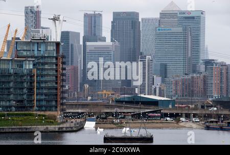 London, Großbritannien. März 2020. Das Foto vom 30. März 2020 zeigt die Canary Wharf in London, Großbritannien. Das britische Bruttoinlandsprodukt (BIP) sank im April gegenüber dem Vormonat um 20.4 Prozent und erreichte damit den größten monatlichen Rückgang seit 1997, sagte das Office for National Statistics (ONS) am 12. Juni. Quelle: Han Yan/Xinhua/Alamy Live News Stockfoto