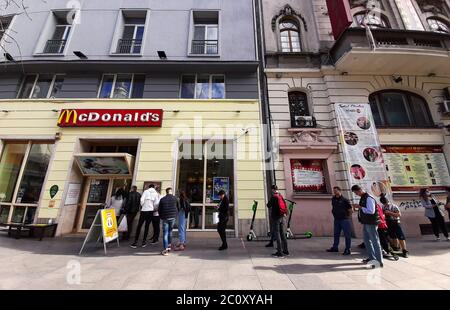 Bukarest, Rumänien - 27. Mai 2020: Menschen, die Schlange stehen, um Lebensmittel bei McDonalds zu kaufen, dürfen aufgrund der Regeln des STA nicht im Restaurant essen Stockfoto