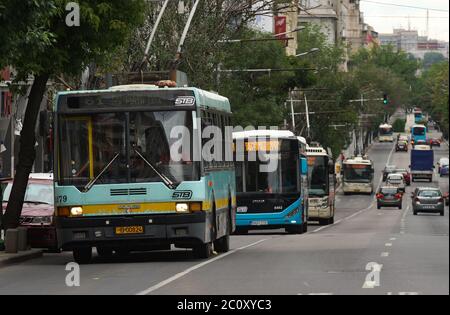 Bukarest, Rumänien - 01. Juni 2020: Bukarest Transport Society Obus und Busse sind im Verkehr auf Regina elisabeta Boulevard in Bukarest. Stockfoto
