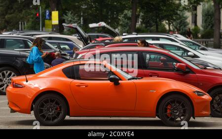 Bukarest, Rumänien - 01. Juni 2020: Ein oranger Mazda MX5 Auto ist in der Innenstadt von Bukarest geparkt. Dieses Bild ist nur für redaktionelle Zwecke bestimmt. Stockfoto