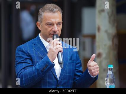 Bukarest, Rumänien - 01. Juni 2020: Daniel Mischie, CEO der City Grill Group, spricht während einer Pressekonferenz der Hotel- und Restaurantbranche Stockfoto