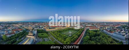 Schöne Luftaufnahme über die bayerische Metropole München mit den alpen-Mouintains im Hintergrund. Totaler Panoramablick über die authentische Stockfoto