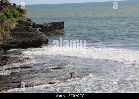 Mann beim Angeln im Ozean Bali, Indonesien Stockfoto