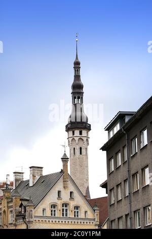 Altstadt, Tallinn, Estland. Ein altes Haus und Wetterfahne Old Thomas auf dem Rathausturm Stockfoto