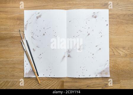 Tintenabdruck auf weißem Papier auf einer Holzoberfläche Stockfoto