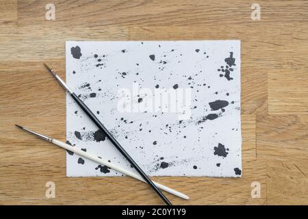 Tintenabdruck auf weißem Papier auf einer Holzoberfläche Stockfoto