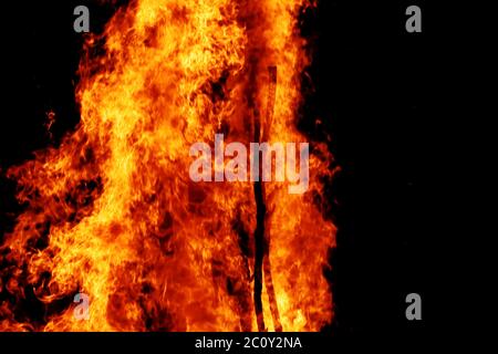 Foto des Lagerfeuers Flammen im Dunkeln Stockfoto