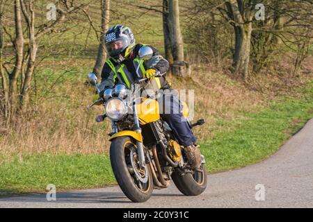 Ein Blick auf einen Mann, der auf offener Straße ein Motorrad fährt Stockfoto