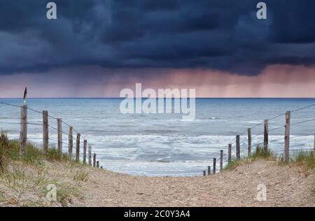 Regen und Sturm kommen von der Nordsee zum Strand Stockfoto