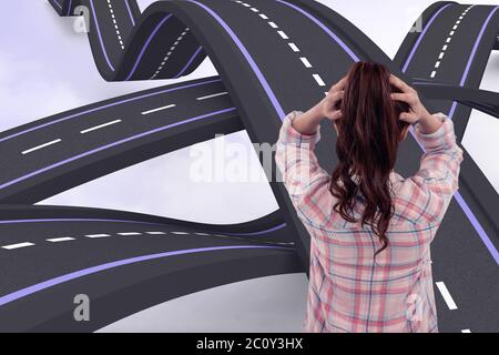 Zusammengesetztes Bild Brunette mit Händen auf das Haar vor Haftnotizen auf Holzwand Stockfoto