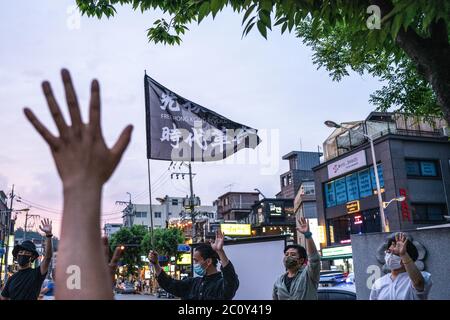 Seoul, Südkorea. Juni 2020. Demonstranten stigen während der Demonstration das Motto "fünf Forderungen, nicht weniger". Anlässlich des 1. Jahrestages der Proteste gegen Chinas Sicherheitsgesetze veranstalteten die Menschen in Seoul, Südkorea, eine Protestveranstaltung und eine Videovorführung. Kredit: SOPA Images Limited/Alamy Live Nachrichten Stockfoto