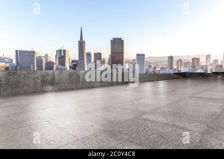 Leere Marmorboden mit cityscap und Skyline von San Francisco Stockfoto