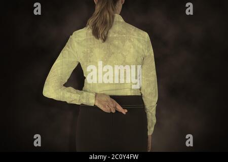 Zusammengesetztes Bild der Rückansicht der Geschäftsfrau mit Daumen auf weißem Hintergrund Stockfoto