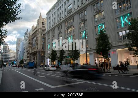 Madrid befindet sich bereits in Phase 2 der Deeskalation. Fast drei Monate nach der Erlass des Alarmzustands hat die autonome Gemeinschaft der Hauptstadt einen weiteren Schritt in Richtung der neuen Normalität gemacht und ist seit dem 8. Juni in die zweite Phase eingetaucht, in der die Beschlagnahme durch die Zum Beispiel, Spaziergänge zu jeder Tageszeit und Treffen von mehr als 10 Personen. Mit dem Eintritt in diese Zeit, sind soziale Versammlungen erlaubt, bis zu 15 Personen zu sammeln und es ist möglich, Einkaufszentren wieder zu öffnen, wo, trotz der Fortschritte in der vorherigen Phase Stockfoto