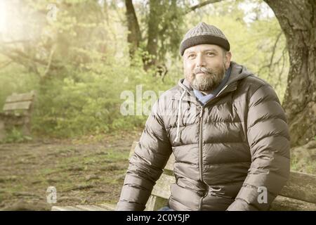 Bärtige Winterjacke für Männer Stockfoto