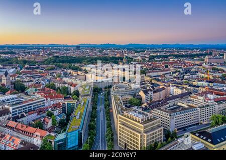 Luftaufnahme über München mit Büros und Häusern und den Alp Bergen im Hintergrund. Stockfoto