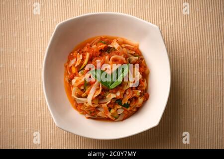 PASTA MIT ARABIATA-SAUCE IN EINER WEISSEN SCHÜSSEL Stockfoto